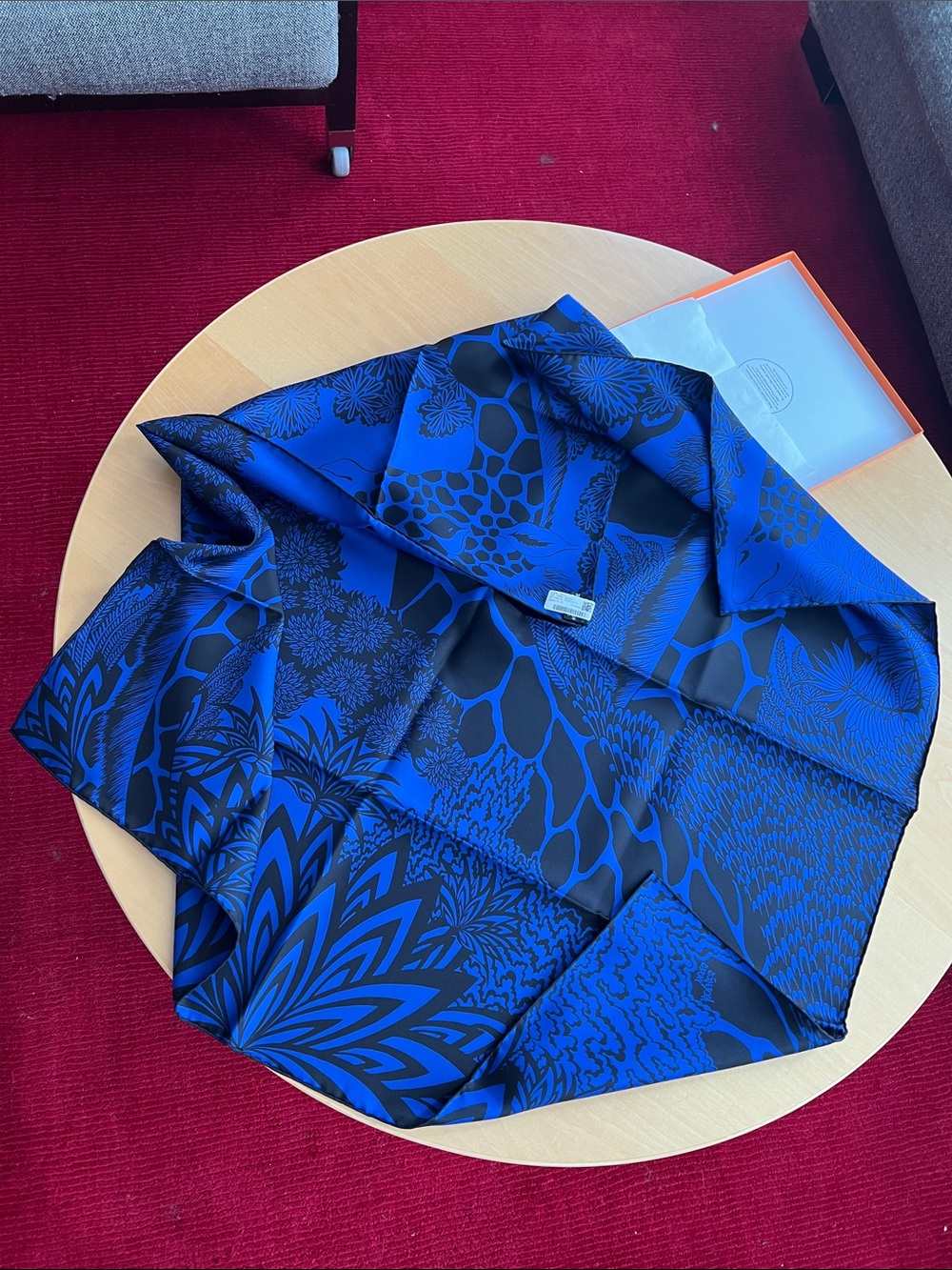 Hermes Silk Scarf The Three Graces Blue & Black Giraffe 90 cm - BNIB - Picture 7 of 7